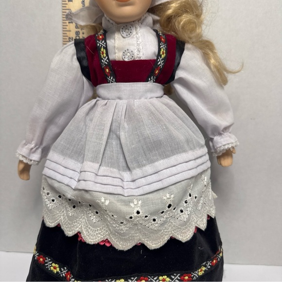 Porcelain‎ Traditional German Girl Doll - Picture 3 of 9